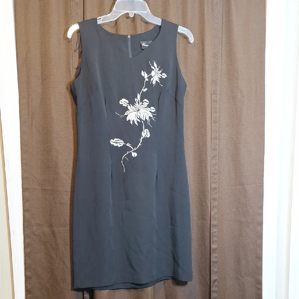 Elegant Black Floral Dress - Picture 2 of 5